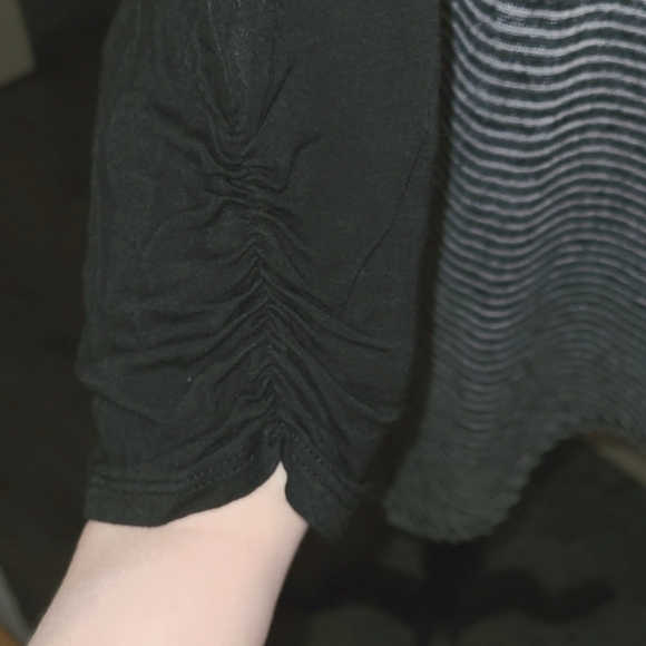 Black and white asymmetrical tunic blouse - Picture 3 of 4